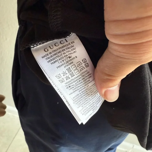 Gucci Black T-Shirt with Gold Logo - Picture 3 of 3